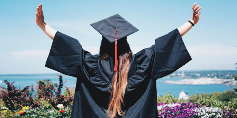 5 best-selling books to give college grads this year, according to a psychotherapist